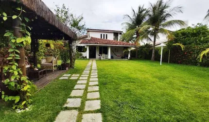 Casa com amplo terreno condomínio!!