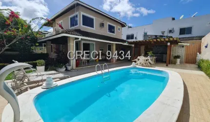 Casa em condomínio com amplo terreno!!