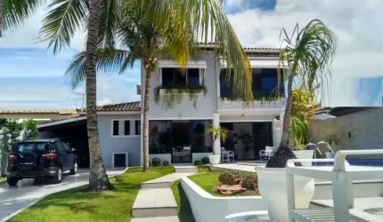 Casa em alameda Vilas do Atlântico.