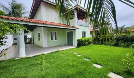 Casa com amplo terreno em cond. fechado!!