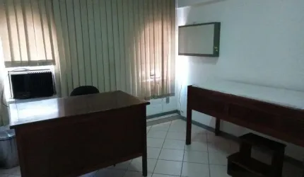 Sala com aproximadamente 20m. Própria para profissionais liberais