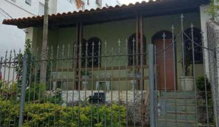 Localização privilegiada, casa com 3 quartos e 5 vagas
