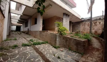 Oportunidade: Excelente casa comercial com galpão