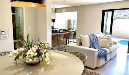 Casa em Condomínio com 03 dormitórios mobiliada em excelente localização