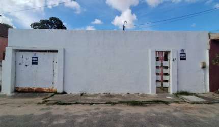 Excelente Casa no Álvaro Weyne com 05 Quartos