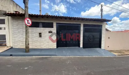 Linda casa a venda com dois dormitórios, com edícula, no Mary Dota.