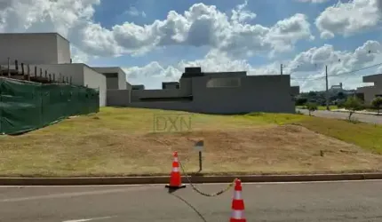 Lote com leve caída lateral no Bellevie com 396 m2
