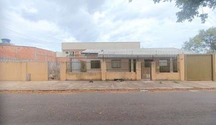 CASCAVEL VELHO - 2 QUARTOS, SALA COZINHA, BWC, 2 VAGAS, QUINTAL AMPLO, A/C-80m²