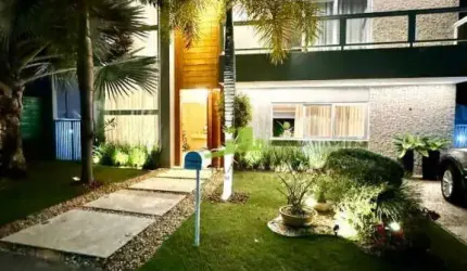 Casa porteira fechada em Alphaville Litoral Norte 1: 3 suítes, 333m², piscina e hidromassagem, fino acabamento. Agende sua visita!