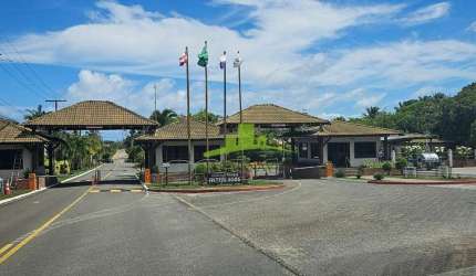 Condomínio INTERLAGOS | Casa com 345m² num Terreno de 1.320m² | 2 Casas prontas para moradia | Área verde | Piscina | Próxima à praia