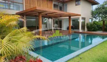 Casa de luxo na Praia do Forte, 430m², 5 suítes, master com closet, piscina, espaço gourmet, e 4 vagas de garagem. Condomínio completo!