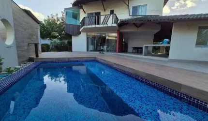 Casa de luxo à venda em Busca Vida, Camaçari: 390 m², 4 quartos, quintal com piscina, área verde, área gourmet,  e acesso privativo à praia. Segurança
