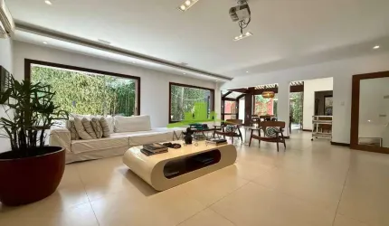 Casa à Venda no Horto Florestal, Condomínio Fechado, 610m², 4 Suítes, Porteira Fechada, Salão de Jogos, Piscina, R$ 4.200.000,00