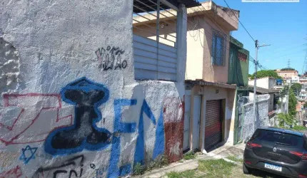 Casa (terreno) com 3 casas com duas frentes para a Rua Elias Mussa e Fundos Rua Raul Soares. Excelenbte oportunidade c/preço muito abaixo do mercado