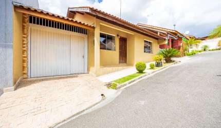 Casa com mezanino em condomínio fechado Campo largo