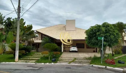 Excelente sobrado em condomínio de luxo, com 4 suítes, 1 suíte master com closet e hidromassagem.