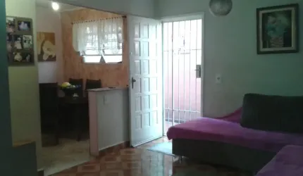 São  2 sobrados independentes em terreno de 146 M². 150 mts2 de área construída. Garagem coberta com 3 vagas