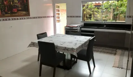 Ótimo sobrado, cômodos amplos, quintal Gourmet, varanda na suíte, lavabo, ar-condicionado em 2 quartos, portão automático.