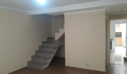 Lindo Sobrado de condomínio, com 79m², 03 dormitórios , uma Suíte, e 1 (um) banheiro social, sendo todos os cômodos com piso vinílico clicado no piso superior. Sala grande.