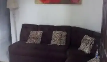 Casa no litoral ( Praia Grande) com 2 dormitórios, sala, cozinha, banheiro, área de serviço grande nos fundos e garagem para 3 ou 4 carros