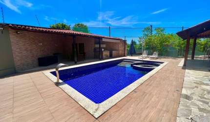 Casa com 5 quartos + campo de futebol em condomínio fechado