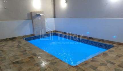 Casa muito bem localizada no Portal dos pássaros com piscina e planejados:
