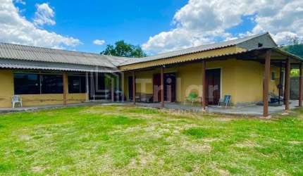 VENDA OPORTUNIDADE - CONFORTÁVEL CHÁCARA C/PISCINA, FORNO/FOGÃO A LENHA - JACAREÍ A POUCOS MINUTOS DO CENTRO C/VIZINHANÇA PRÓXIMA E PORTEIRA.