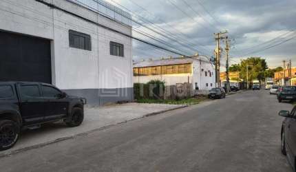 Galpão Industrial para Locação em São José dos Campos-SP: 4 Salas, 4 Banheiros, 6 Vagas de Garagem, 900m² no Jardim Limoeiro