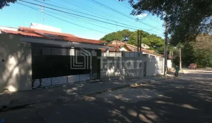 Imperdível casa à venda em São José dos Campos-SP, Jardim Satélite: 3 quartos, 1 suíte, 2 salas, 3 banheiros, 4 vagas, 153,50m²!