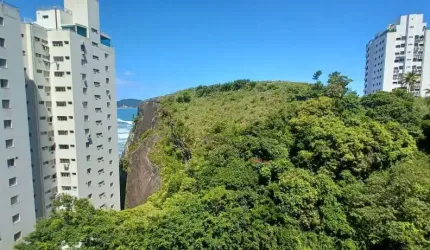 Apartamento com sacada vista mar e área verde na praia da Pitangueiras-Guarujá/SP.