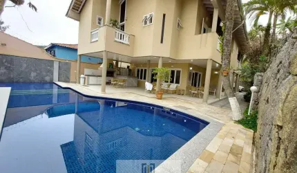 CASA DUPLEX , 6 suítes climatizadas, área gourmet com piscina, à menos de 50 metro do mar na praia do GUAIUBA-Guarujá/SP.