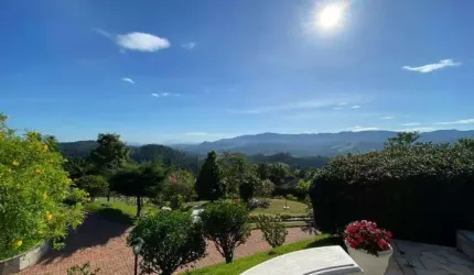 Belíssima Chácara à Venda em Condomínio Fechado com Vista da Pedra Grande