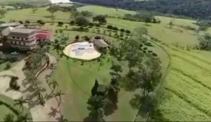 Fazenda Referência Exclusiva com represa e gados de elite