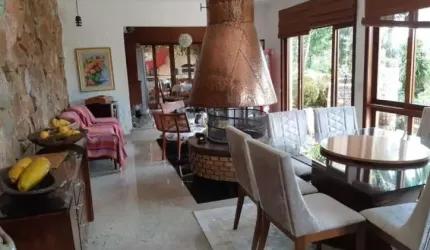 Casa em Condomínio com 4 Quartos e 1 Suíte no Bairro Portão em Atibaia-SP: 400m² de Pura Sofisticação!