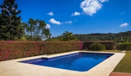 Chácara em condomínio na cidade de Atibaia-SP, bairro Portão: 5 quartos, 2 suítes, 6 banheiros, 5 vagas, 800m².