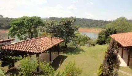 Linda Chácara à venda na Represa em Piracaia