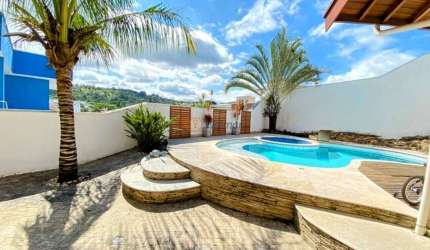 Casa em Condomínio de Luxo em Bosque, Vinhedo-SP: 3 quartos, 1 suíte, 3 salas, 4 banheiros e 6 vagas de garagem!