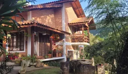 Imperdível: Casa à Venda em Monte Verde-MG, com 4 quartos, 2 suítes, 3 salas e 4 vagas de garagem!