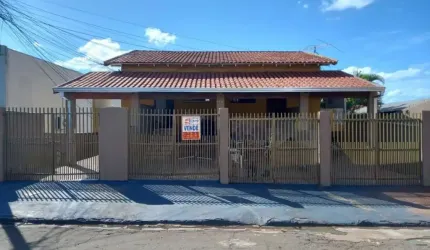 Casa à venda na Rua Coimbra, Parque Residencial João Piza, Londrina por R$ 700.000