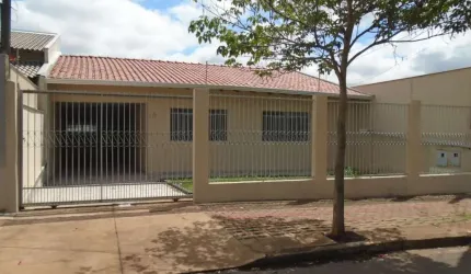 Casa à venda na Rua Veneza, Parque Residencial João Piza, Londrina por R$ 650.000