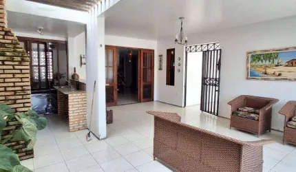 Encontre Seu Paraíso Particular! Espaçosa Casa Duplex com 5 Suítes e Localização Excepcional!