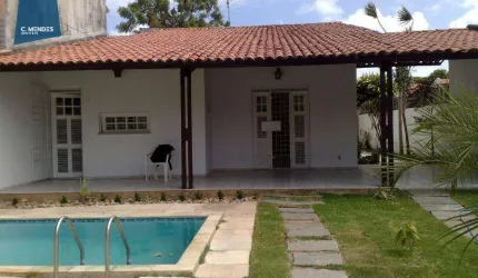 Casa com terreno amplo e excelente localização na José Leon