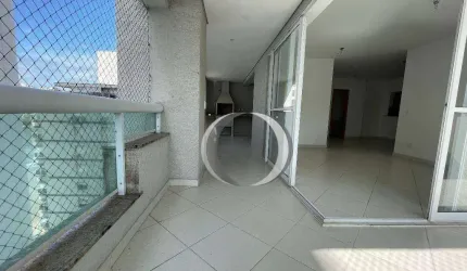 Imponente, na quadra da praia, nunca habitado