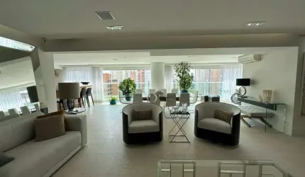 Apartamento de 3 suítes em Moema