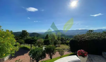 Belíssima Chácara à Venda em Condomínio Fechado com Vista da Pedra Grande