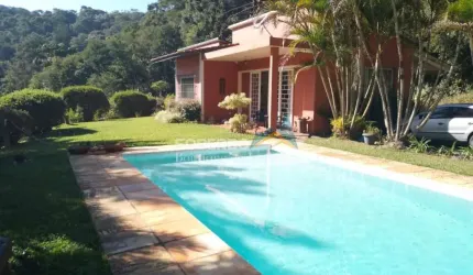 Casa em Teresópolis Golfe, com 3 Quartos, Piscina e Quintal