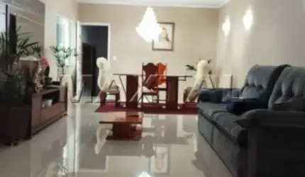 Sobrado na Parada Inglesa com 3 Suítes, 4 vagas de garagem e piscina, próximo ao metrô.