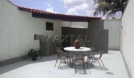 Sobrado de 340m², 3 suítes, 5 banheiros, 4 vagas cobertas na região da Vila Mazzei.