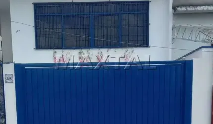 Sobrado com 240 m², 3 dormitórios, e 4 vagas de garagem, sala de estar e 2 banheiros.
