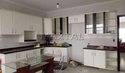 Casa de 270m² com 3 dormitórios, 1 suíte, sala, cozinha, lavanderia possui uma edícula e 5 vagas.